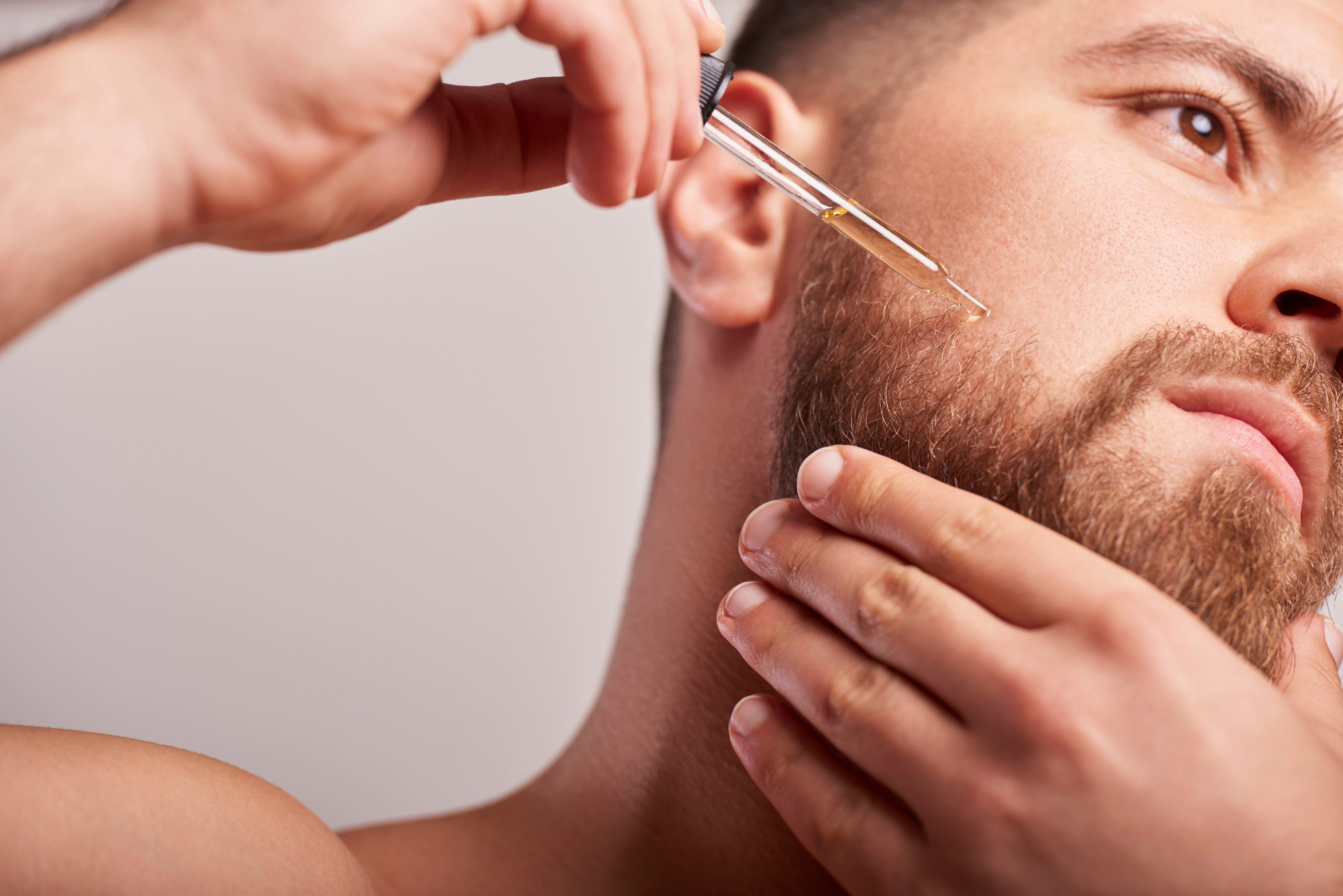 5 Benefits of Jojoba Oil for Your Beard and Skin